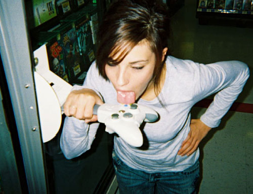Девушка сосет у Xbox 360. девушка сосет джойстик.
